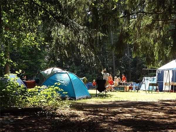Quels sont les avantages du camping par rapport aux autres types d’hébergement en Dordogne ?