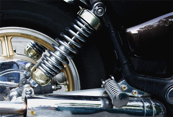 Comment remplacer les doubles amortisseurs arrière de votre moto ?